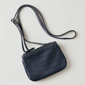 Avon Embossed Crossbody Bag Black Adjustable Straps Matte Crocodile Exterior